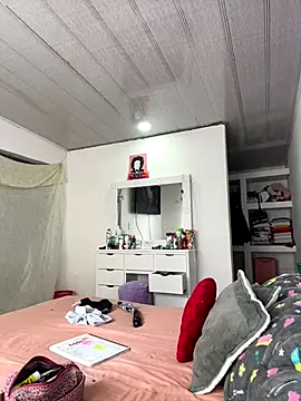 Snapshot of hannahb-e chatting on 10-25-25, 02:35 hannahb-e online show from 10-25-25, 02:35