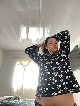 Snapshot of hannahb-e chatting on 11-06-25, 02:29 hannahb-e online show from 11-06-25, 02:29