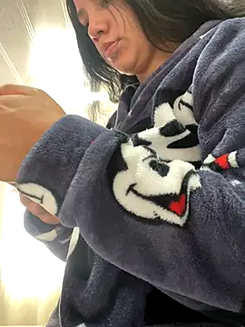 Snapshot of hannahb-e chatting on 11-12-25, 06:52 hannahb-e online show from 11-12-25, 06:52