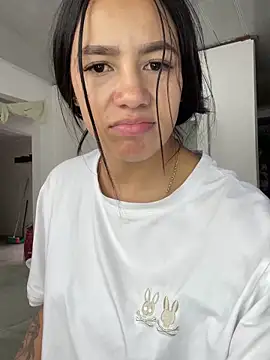 Snapshot of hannahb-e chatting on 12-14-25, 06:45 hannahb-e online show from 12-14-25, 06:45