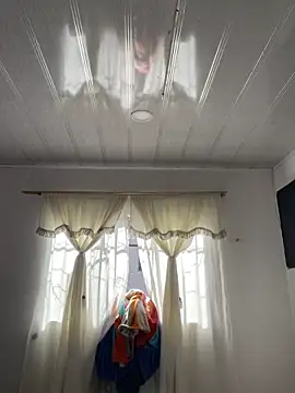 Snapshot of hannahb-e chatting on 12-17-25, 02:01 hannahb-e online show from 12-17-25, 02:01