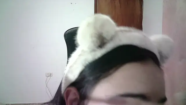 Snapshot of aineangeel chatting on 09-13-25, 01:38 aineangeel online show from 09-13-25, 01:38