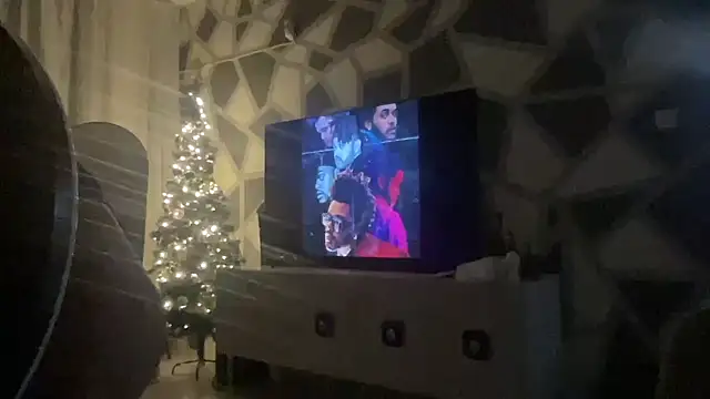 Snapshot of petitebeauty chatting on 12-10-24, 08:27 petitebeauty online show from 12-10-24, 08:27