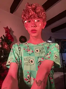 Snapshot of lyamthommpson chatting on 12-17-25, 08:15 lyamthommpson online show from 12-17-25, 08:15