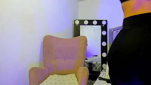 Snapshot of AnaRuiz chatting on 01-12-26, 02:44 AnaRuiz online show from 01-12-26, 02:44