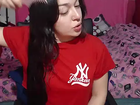 Snapshot of Angela_18honey chatting on 11-23-25, 01:05 Angela 18honey online show from 11-23-25, 01:05