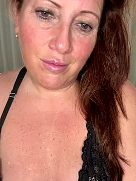 Snapshot of xsexycurvymilf chatting on 12-15-25, 02:32 xsexycurvymilf online show from 12-15-25, 02:32