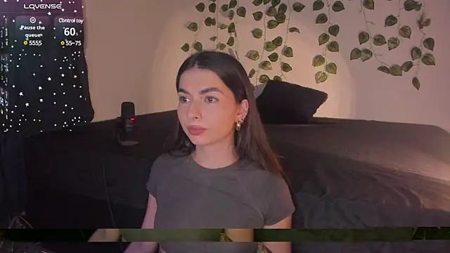 Snapshot of Coralinee_01 chatting on 12-21-24, 12:20 Coralinee 01 online show from 12-21-24, 12:20