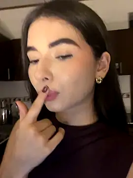 Snapshot of Coralinee_01 chatting on 11-26-25, 12:44 Coralinee 01 online show from 11-26-25, 12:44