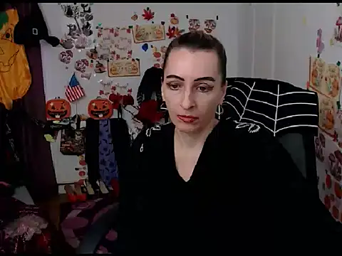 Snapshot of EvelynAngell chatting on 10-13-25, 09:20 EvelynAngell online show from 10-13-25, 09:20