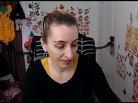 Snapshot of EvelynAngell chatting on 10-14-25, 09:32 EvelynAngell online show from 10-14-25, 09:32