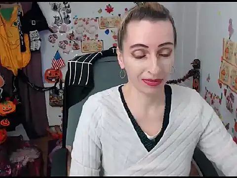 Snapshot of EvelynAngell chatting on 10-20-25, 06:03 EvelynAngell online show from 10-20-25, 06:03
