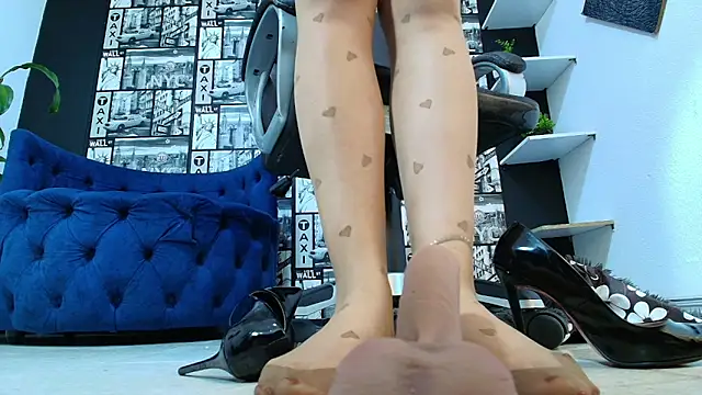 Snapshot of Agata-Moon chatting on 12-17-25, 12:05 Agata-Moon online show from 12-17-25, 12:05