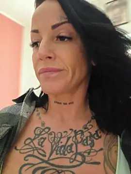 Snapshot of EmilyDiazofficial chatting on 06-11-26, 08:23 EmilyDiazofficial online show from 06-11-26, 08:23