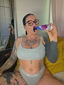 Snapshot of EmilyDiazofficial chatting on 06-24-26, 07:51 EmilyDiazofficial online show from 06-24-26, 07:51