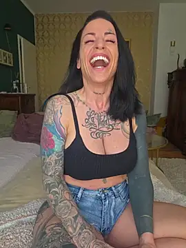 Snapshot of EmilyDiazofficial chatting on 07-25-26, 11:41 EmilyDiazofficial online show from 07-25-26, 11:41