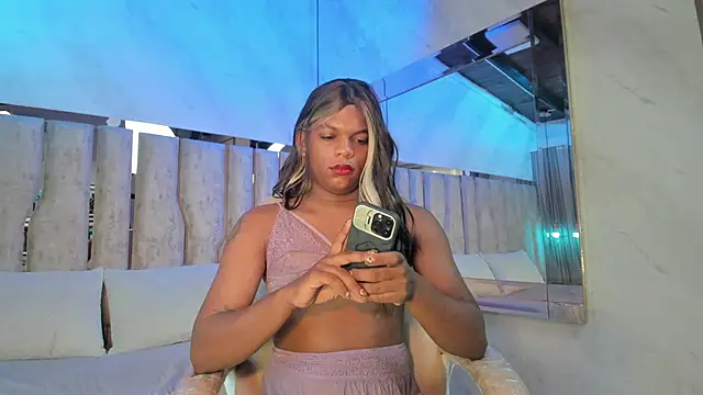 Snapshot of ari_monet chatting on 05-28-26, 11:40 ari monet online show from 05-28-26, 11:40