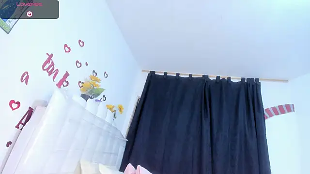 Snapshot of RoxannaBlanche chatting on 05-16-26, 11:09 RoxannaBlanche online show from 05-16-26, 11:09