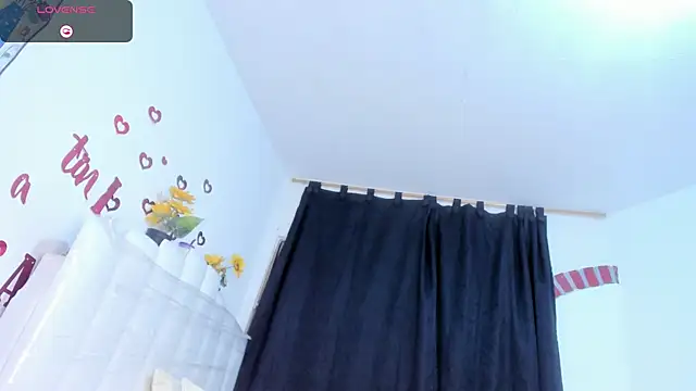 Snapshot of RoxannaBlanche chatting on 05-19-26, 11:16 RoxannaBlanche online show from 05-19-26, 11:16