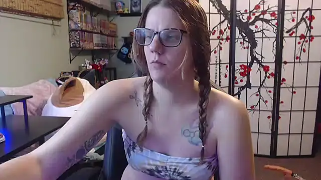 Sarahtineke online show from 04-05-26, 01:58