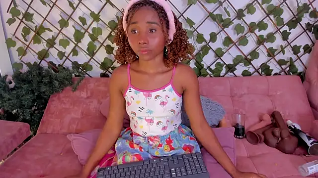 Snapshot of kimmysantoo chatting on 10-13-25, 04:56 kimmysantoo online show from 10-13-25, 04:56