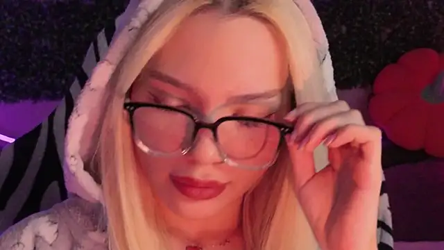 Snapshot of SandraBoyl chatting on 11-23-25, 08:58 SandraBoyl online show from 11-23-25, 08:58