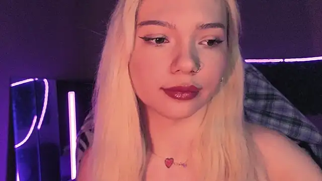 Snapshot of SandraBoyl chatting on 11-25-25, 02:22 SandraBoyl online show from 11-25-25, 02:22