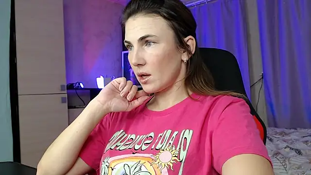 Daniela Cooperr online show from 10-18-25, 06:19