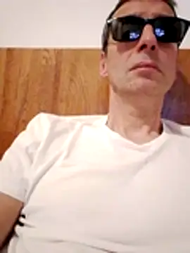 Snapshot of Anastasio33 chatting on 10-31-25, 07:37 Anastasio33 online show from 10-31-25, 07:37