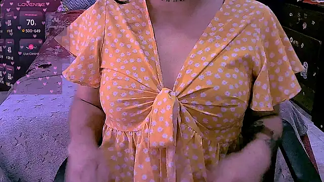 Snapshot of NinaYellow chatting on 04-10-26, 02:00 NinaYellow online show from 04-10-26, 02:00