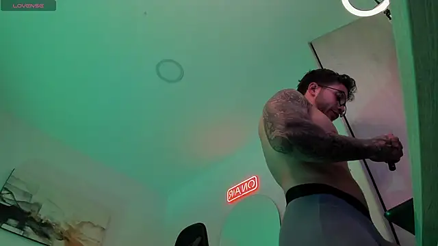 Snapshot of LucianSinclair chatting on 02-22-25, 02:28 LucianSinclair online show from 02-22-25, 02:28