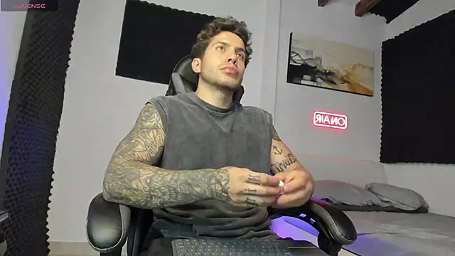 Snapshot of LucianSinclair chatting on 11-06-25, 01:28 LucianSinclair online show from 11-06-25, 01:28