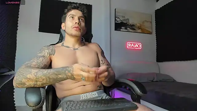 Snapshot of LucianSinclair chatting on 11-12-25, 01:39 LucianSinclair online show from 11-12-25, 01:39