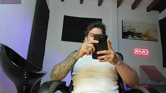 Snapshot of LucianSinclair chatting on 11-13-25, 03:38 LucianSinclair online show from 11-13-25, 03:38