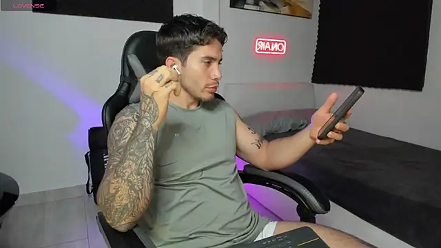 Snapshot of LucianSinclair chatting on 11-15-25, 03:37 LucianSinclair online show from 11-15-25, 03:37