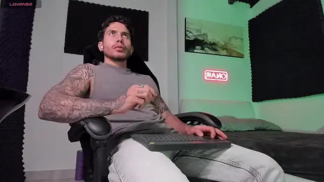 Snapshot of LucianSinclair chatting on 11-20-25, 03:39 LucianSinclair online show from 11-20-25, 03:39