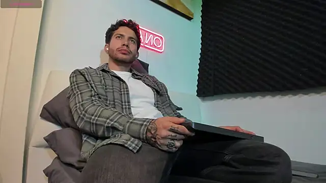 Snapshot of LucianSinclair chatting on 11-24-25, 03:17 LucianSinclair online show from 11-24-25, 03:17