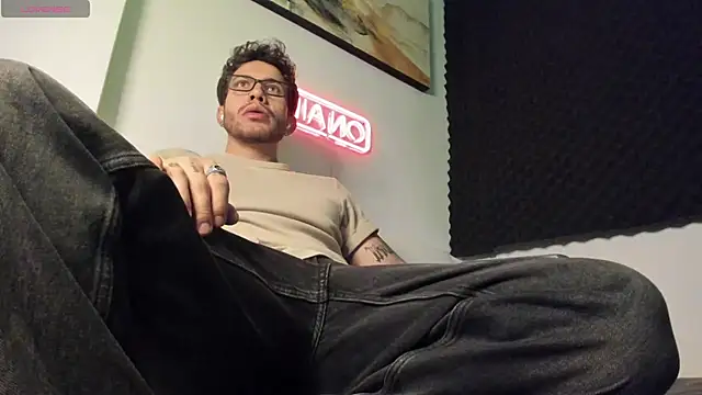 Snapshot of LucianSinclair chatting on 11-25-25, 03:39 LucianSinclair online show from 11-25-25, 03:39