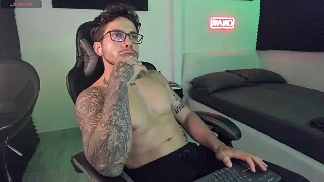 Snapshot of LucianSinclair chatting on 11-26-25, 02:56 LucianSinclair online show from 11-26-25, 02:56