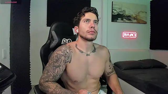 Snapshot of LucianSinclair chatting on 11-29-25, 02:25 LucianSinclair online show from 11-29-25, 02:25