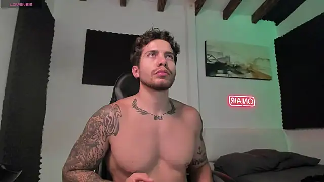 Snapshot of LucianSinclair chatting on 12-04-25, 02:54 LucianSinclair online show from 12-04-25, 02:54