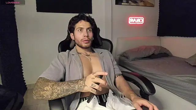 Snapshot of LucianSinclair chatting on 12-21-25, 03:35 LucianSinclair online show from 12-21-25, 03:35