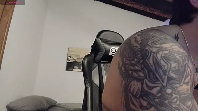 Snapshot of LucianSinclair chatting on 05-20-26, 02:18 LucianSinclair online show from 05-20-26, 02:18