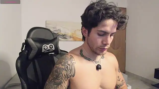 Snapshot of LucianSinclair chatting on 05-21-26, 02:29 LucianSinclair online show from 05-21-26, 02:29