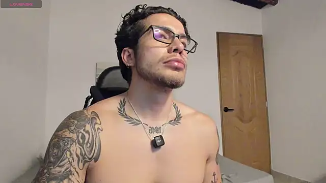 Snapshot of LucianSinclair chatting on 05-22-26, 01:24 LucianSinclair online show from 05-22-26, 01:24