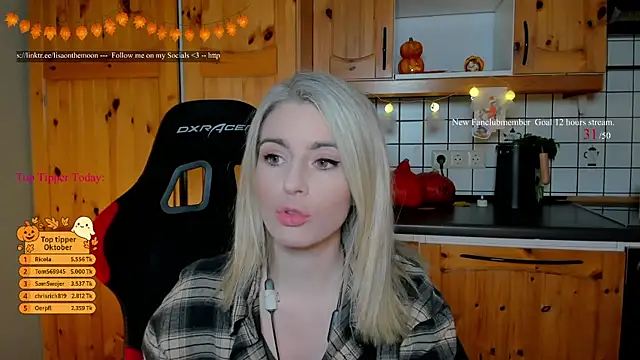 Lisaonthemoon online show from 10-25-25, 07:41