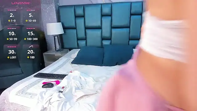 Nahomi Wild online show from 12-06-24, 08:29