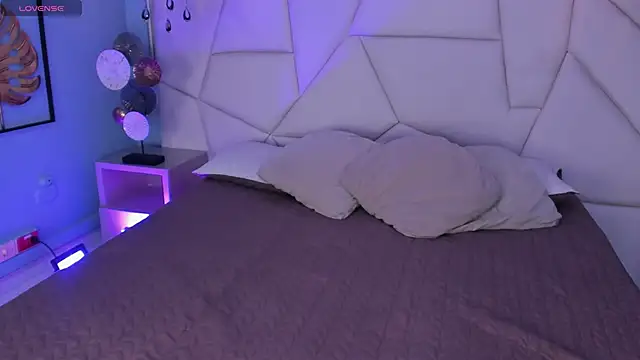 Snapshot of bellaa_becca chatting on 12-14-25, 04:23 bellaa becca online show from 12-14-25, 04:23