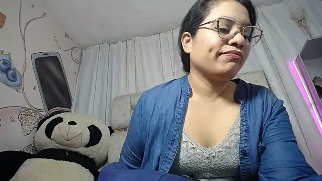 Snapshot of KEYRA-MILLER- chatting on 12-15-25, 02:38 KEYRA-MILLER- online show from 12-15-25, 02:38