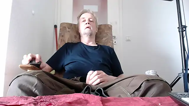Snapshot of Cordt30 chatting on 06-17-26, 04:30 Cordt30 online show from 06-17-26, 04:30
